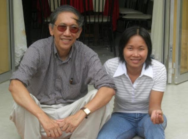 GS. Trần Hữu Dũng (trái) và nhà văn Nguyễn Thị Ngọc Tư, trong lần về thăm quê hương năm 2009. (Ảnh: vannghesongcuulong.com) GS. Trần Hữu Dũng (trái) và nhà văn Nguyễn Thị Ngọc Tư, trong lần về thăm quê hương năm 2009. (Ảnh: vannghesongcuulong.com)