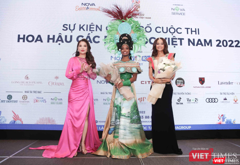 Bà Trương Ngọc Ánh và hai hoa hậu tại buổi họp báo công bố