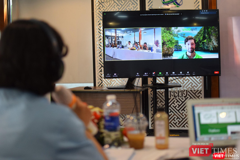 Một đơn vị lữ hành từ nước ngoài tham gia cuộc thi đang trả lời câu hỏi của Ban Giám khảo. Ảnh: Hòa Bình