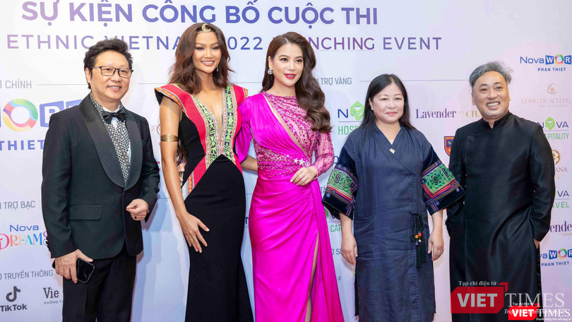 Bà Trương Ngọc Ánh và các thành viên Ban Giám khảo