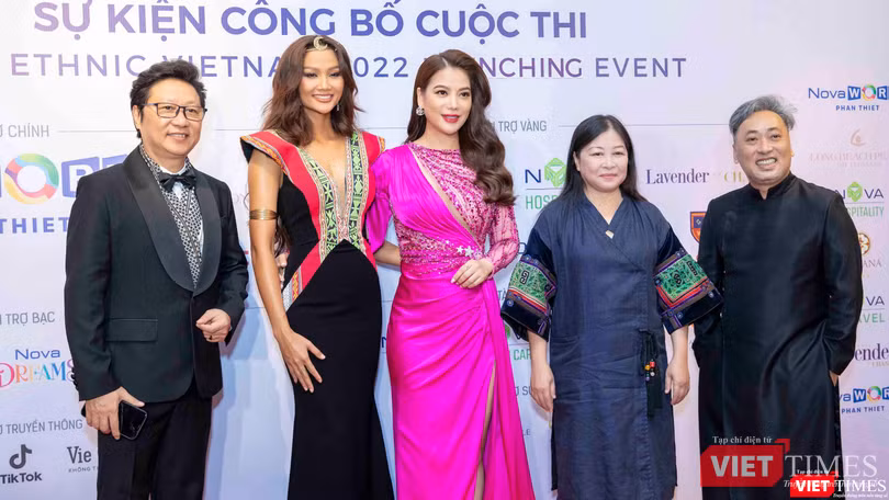 Bà Trương Ngọc Ánh và các thành viên Ban Giám khảo