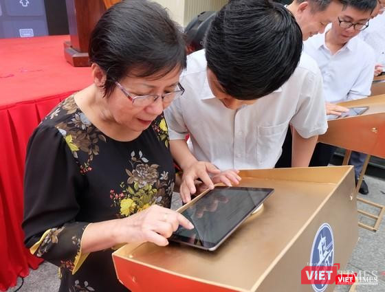 Người dân trải nghiệm tương tác các dịch vụ công trực tuyến được đồng bộ tại 10 phường quận 1-TP.HCM Người dân trải nghiệm tương tác các dịch vụ công trực tuyến được đồng bộ tại 10 phường quận 1-TP.HCM