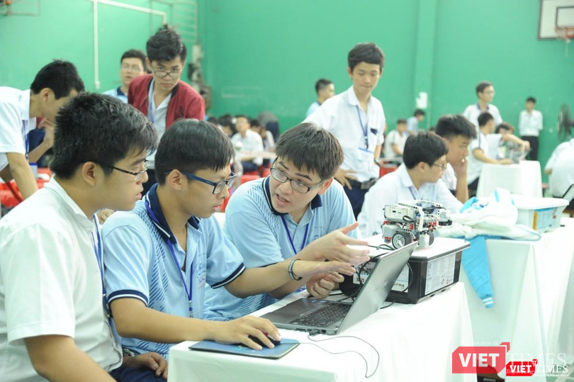 CLB Robot trường chuyên Lê Hồng Phong hoạt động sôi nổi CLB Robot trường chuyên Lê Hồng Phong hoạt động sôi nổi