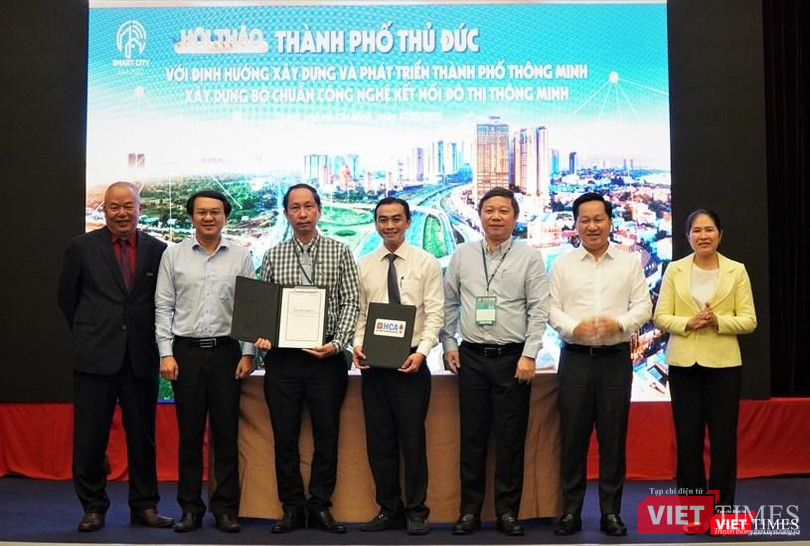 Trước sự chứng kiến của lãnh đạo TP.HCM, Phòng Khoa học Công nghệ TP Thủ Đức với Hội Tin học TP.HCM đã kí kết biên bản ghi nhớ hợp tác phát triển thành phố thông minh