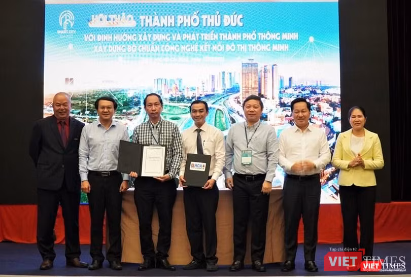 Trước sự chứng kiến của lãnh đạo TP.HCM, Phòng Khoa học Công nghệ TP Thủ Đức với Hội Tin học TP.HCM đã kí kết biên bản ghi nhớ hợp tác phát triển thành phố thông minh