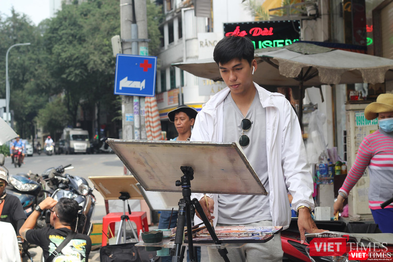 Họa sĩ Đoàn Quốc vẽ trực họa trên phố