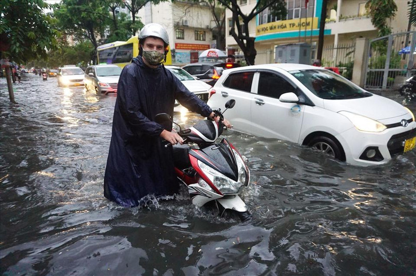 Xe máy của một người nước ngoài bị chết máy do đường bị ngập sâu. Phường Thảo Điền là nơi sinh sống của nhiều người nước ngoài, giới đầu tư và người có thu nhập cao nên thường được gọi là phố “nhà giàu“.