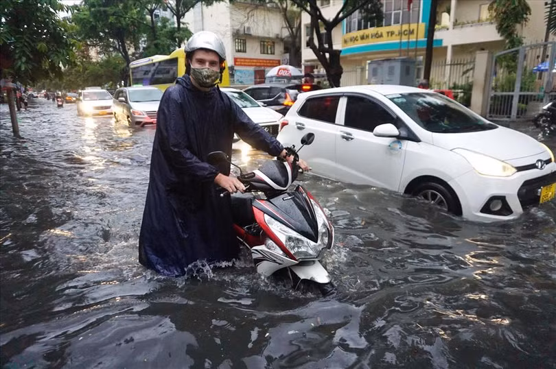 Xe máy của một người nước ngoài bị chết máy do đường bị ngập sâu. Phường Thảo Điền là nơi sinh sống của nhiều người nước ngoài, giới đầu tư và người có thu nhập cao nên thường được gọi là phố “nhà giàu“.