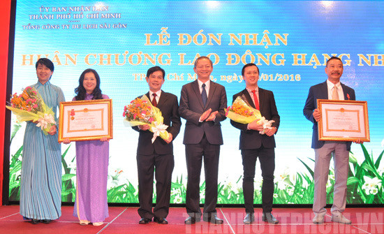 Nhóm cựu Chủ tịch Quê Hương Liberty Bùi Việt Dũng (bìa phải) đang lĩnh xướng ở Sai Gòn Cửu Long.