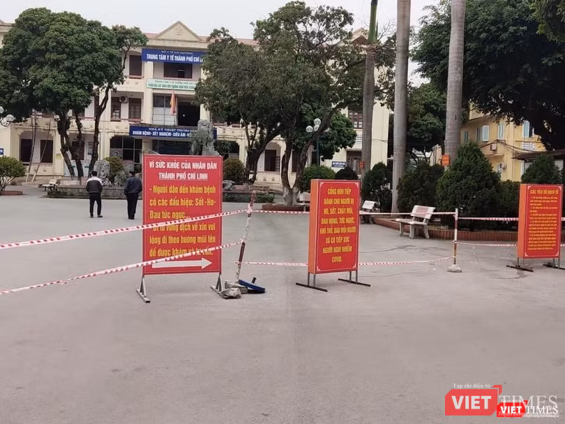 Thiết lập khẩn cấp bệnh viện dã chiến Chí Linh (Ảnh: BYT)