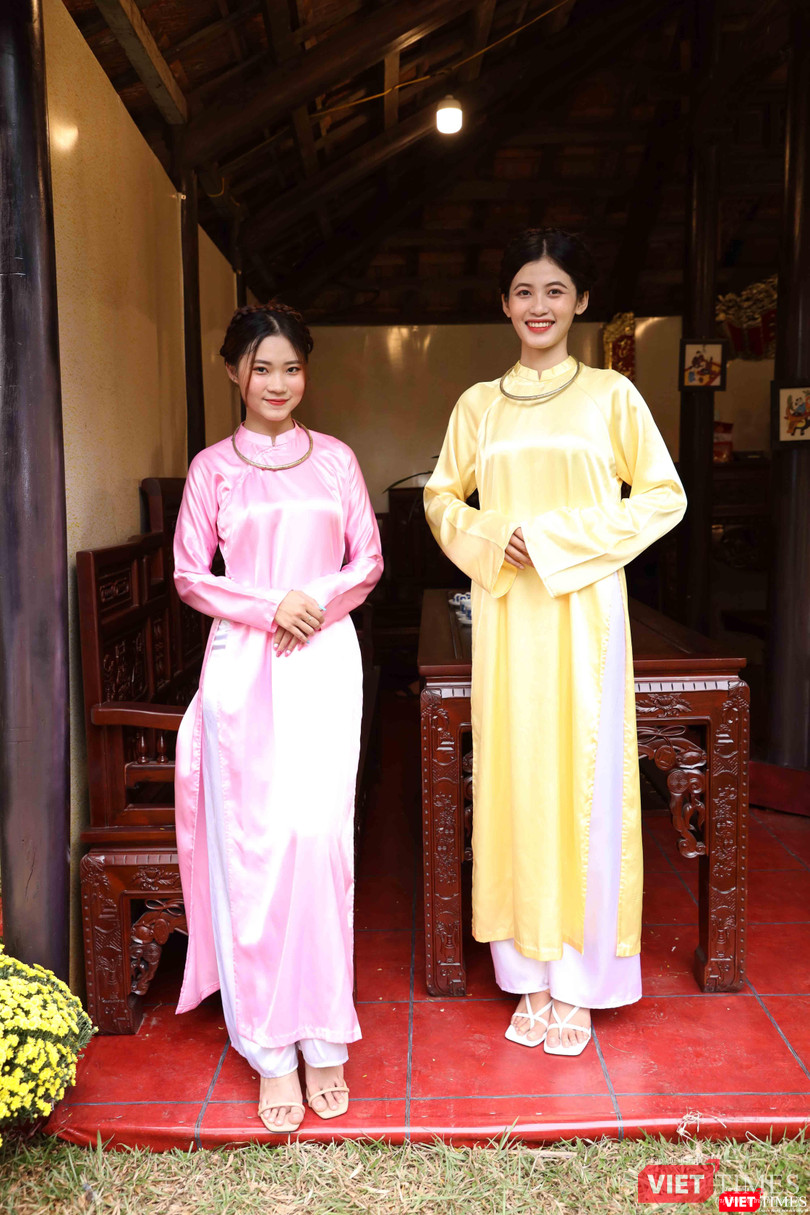 Thiếu nữ đón Tết cổ truyền