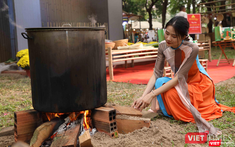 Luộc bánh chưng bánh Tét ở Lễ hội Tết Việt 2021