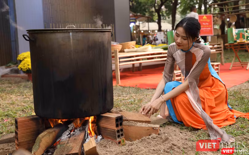 Luộc bánh chưng bánh Tét ở Lễ hội Tết Việt 2021