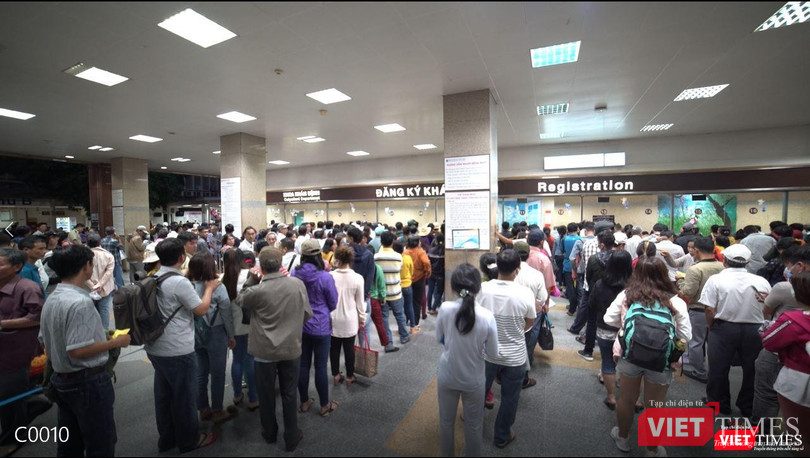 Tất cả các BV tuyến tỉnh và trung ương đều đông nghẹt bệnh nhân khám chữa bệnh BHYT (Ảnh: Hoà Bình)