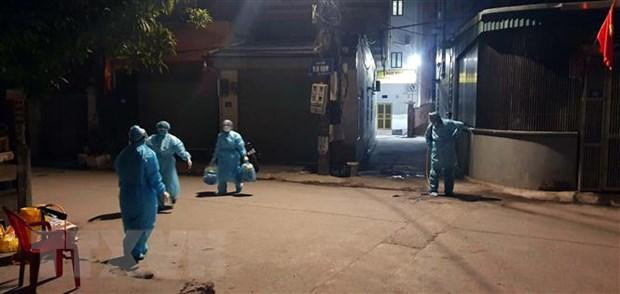 Đêm qua 27/1 các lực lượng chức năng đã phong toả, khử khuẩn nhiều khu vực khi phát hiện BN mới (Ảnh: TTXVN)