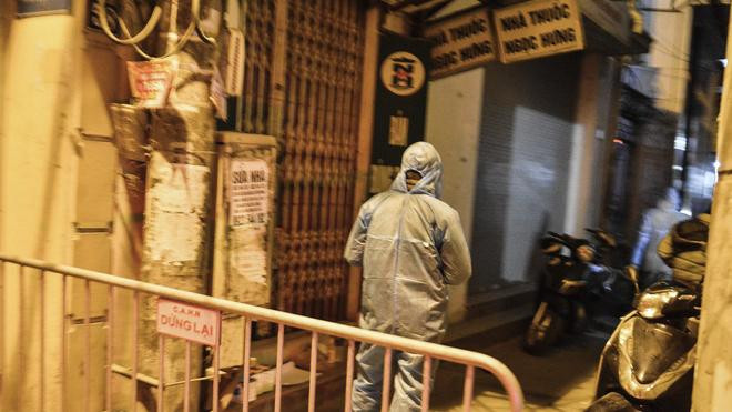 Phong toả, kiểm soát, kiểm tra dịch tễ với người dân sống trong ngõ 92 Nguyễn Khánh Toàn (Ảnh: CTV) Phong toả, kiểm soát, kiểm tra dịch tễ với người dân sống trong ngõ 92 Nguyễn Khánh Toàn (Ảnh: CTV)