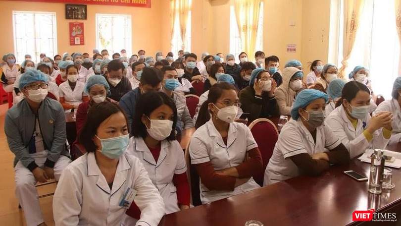 Tập huấn cho các bác sĩ và nhân viên y tế tại BV dã chiến Chí Linh (Ảnh: BYT) 