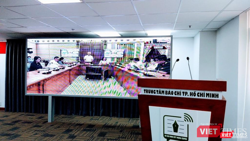 Ông Võ Văn Hoan, Phó Chủ tịch UBND TP.HCM điều hành cuộc họp trực tuyến chiều tối 28/1 (Ảnh: Hoà Bình)