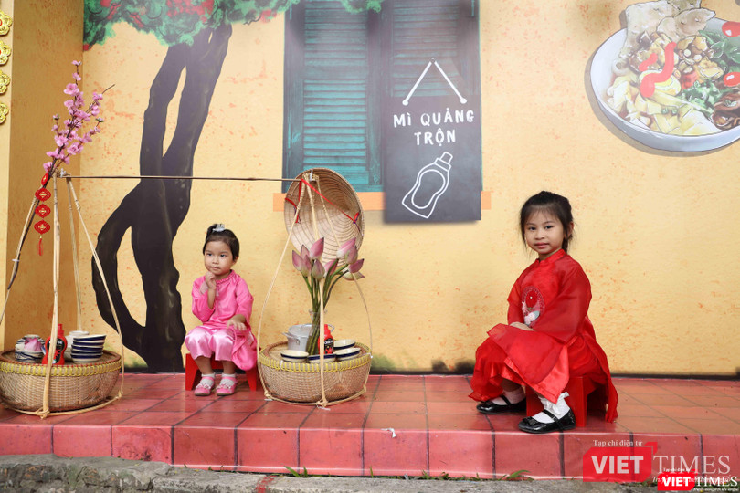 Các em nhỏ cũng hào hứng đi chơi xuân