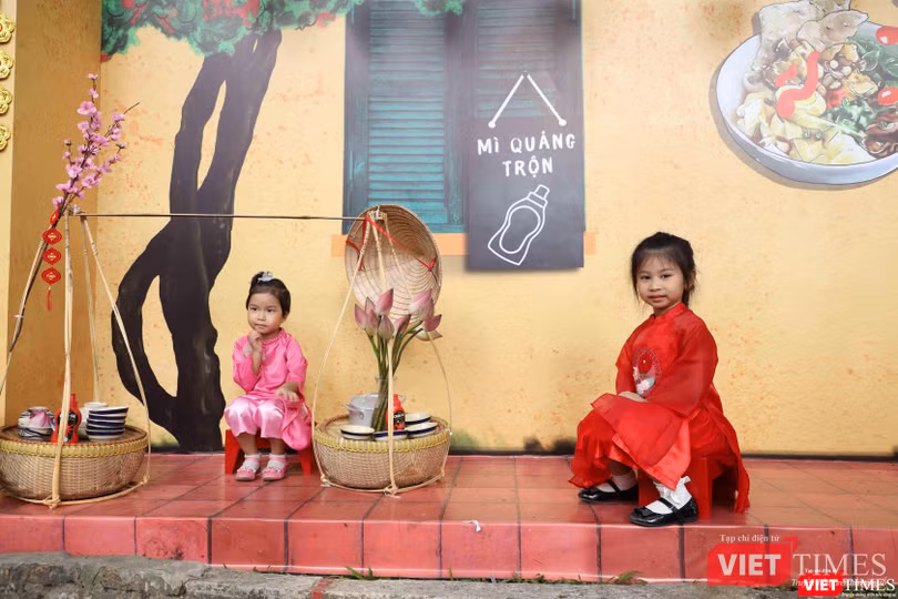 Các em nhỏ cũng hào hứng đi chơi xuân