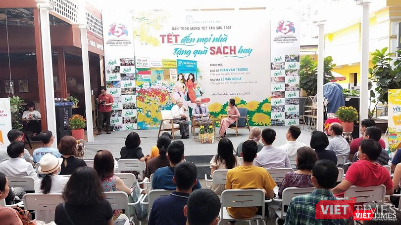 Cuộc trò chuyện với GS Phan Văn Trường và nhà văn Lê Văn Nghĩa thu hút rất đông bạn đọc trẻ tham dự (Ảnh: Hoà Bình)