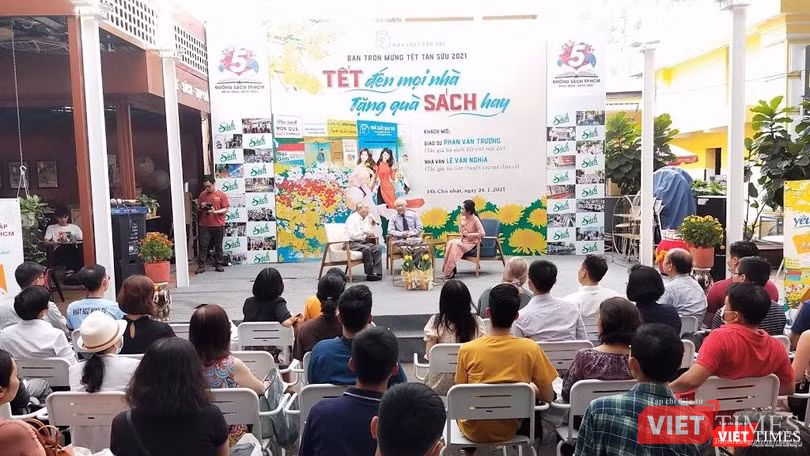 Cuộc trò chuyện với GS Phan Văn Trường và nhà văn Lê Văn Nghĩa thu hút rất đông bạn đọc trẻ tham dự (Ảnh: Hoà Bình)