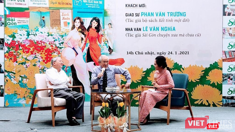 GS Phan Văn Trường (ngồi giữa), nhà văn Lê Văn Nghĩa (bên trái) bày tỏ tâm tình Tết xưa Tết nay và những trăn trở về giá trị trong xã hội hiện đại (Ảnh: Hoà Bình)