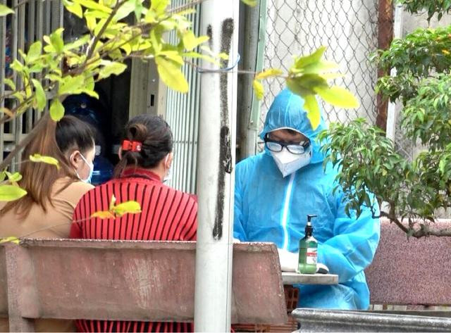 Cơ quan chức năng lấy thông tin khai báo của người nhập cảnh trái phép vào Bình Dương.