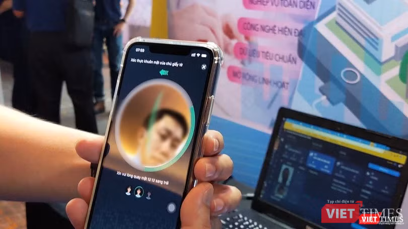 Công nghệ nhận diện khuôn mặt và chứng minh thư nhân dân (thẻ căn cước) trong quản lý hồ sơ bệnh án điện tử giúp chính xác tới từng người bệnh (Ảnh: Hoà Bình)
