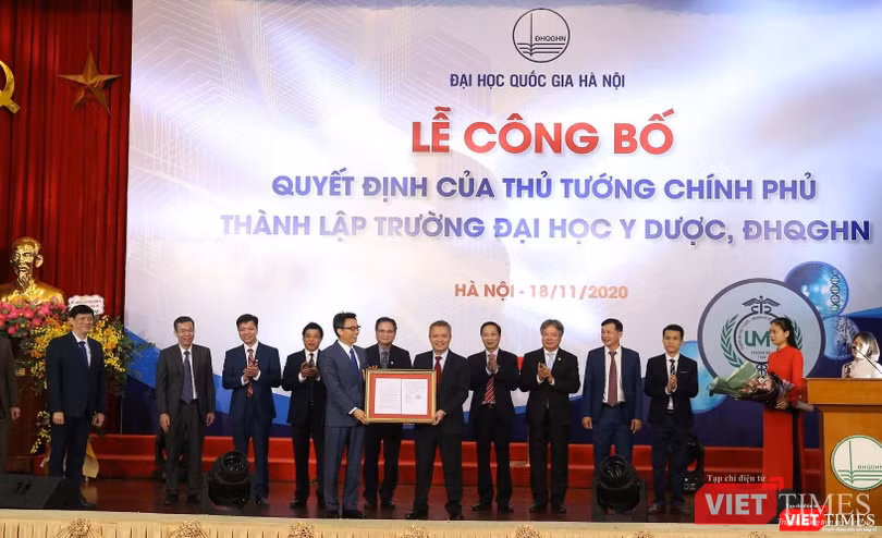 Lễ công bố Quyết định của Thủ tướng Chính phủ thành lập Trường Đại học Y Dược (ĐHQGHN) - Ảnh: BVCC