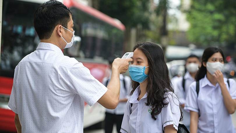 Đo thân nhiệt cho học sinh trước khi vào lớp - Ảnh: CTV