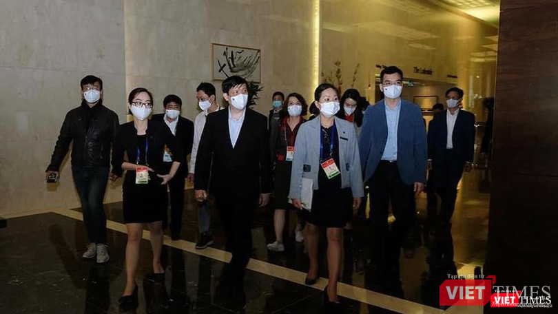 Đích thân Bộ trưởng Bộ Y tế cùng đoàn kiểm tra chuẩn bị mọi phương án nếu xảy ra tình huống đột xuất (Ảnh: Trần Minh)