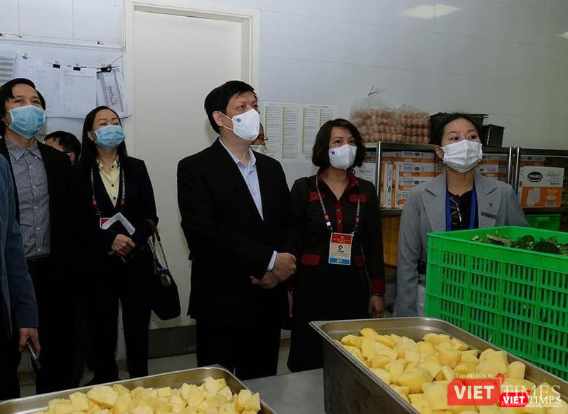 Bộ trưởng Nguyễn Thanh Long kiểm tra công tác phục vụ y tế và đảm bảo an toàn thực phẩm tại một địa điểm lưu trú của đại biểu. Ảnh: Trần Minh.