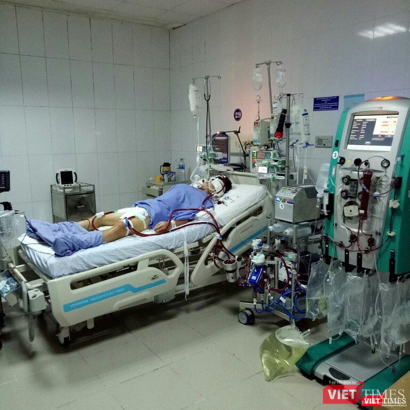 Hình ảnh bệnh nhân B.H.V trong quá trình điều trị bằng kỹ thuật ECMO (Ảnh: Đình Khá) Hình ảnh bệnh nhân B.H.V trong quá trình điều trị bằng kỹ thuật ECMO (Ảnh: Đình Khá)