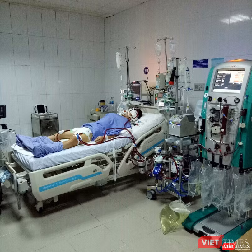 Hình ảnh bệnh nhân B.H.V trong quá trình điều trị bằng kỹ thuật ECMO (Ảnh: Đình Khá) Hình ảnh bệnh nhân B.H.V trong quá trình điều trị bằng kỹ thuật ECMO (Ảnh: Đình Khá)