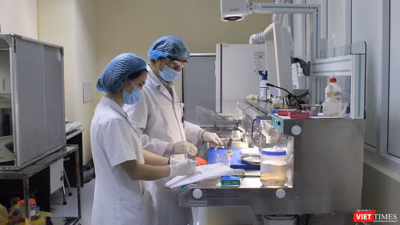 Các bác sĩ trong phòng xét nghiệm SARS-CoV-2 (Ảnh: BVE)