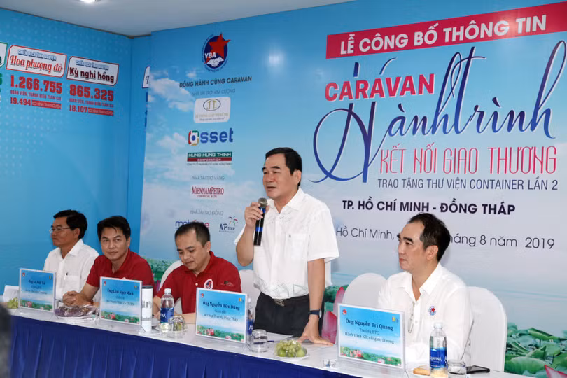 Ông Nguyễn Hữu Dũng (Giám đốc Sở Công Thương tỉnh Đồng Tháp) về TP.HCM đại diện tiếp nhận Thư viện Container cho Đồng Tháp 