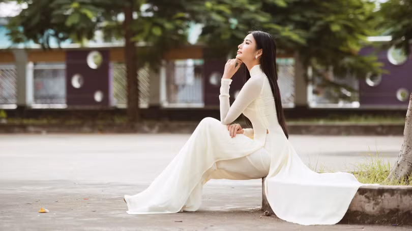 Á hậu Hoàng Thùy tha thướt như nữ sinh thả dáng trên sân trường 