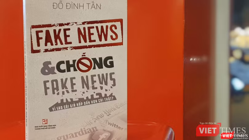 Bìa cuốn sách “Fake news và chống Fake news” của tác giả - nhà báo Đỗ Đình Tấn