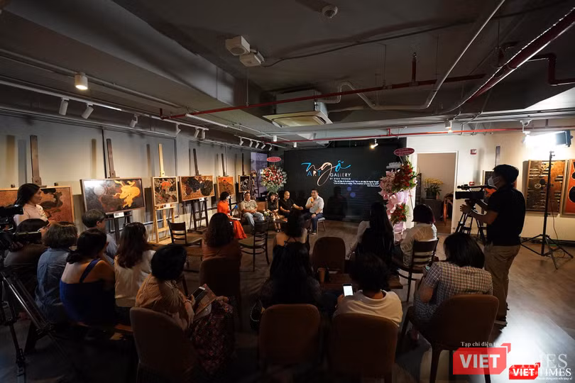 Talkshow mini bàn chuyện nghề tại khai mạc triển lãm Talkshow mini bàn chuyện nghề tại khai mạc triển lãm