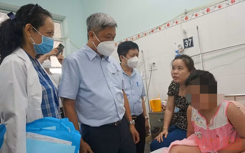 Thứ trưởng Y tế Nguyễn Trường Sơn kiểm tra công tác điều trị bệnh sốt xuất huyết tại Bệnh viện quận 8, TP.HCM