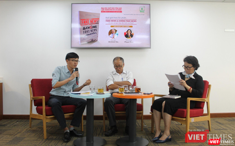 Nhà báo Đỗ Đình Tấn và nhà báo Phạm Thục giao lưu với bạn đọc về chủ đề Fake news và chống Fake news ở Trung tâm Báo chí TP.HCM Nhà báo Đỗ Đình Tấn và nhà báo Phạm Thục giao lưu với bạn đọc về chủ đề Fake news và chống Fake news ở Trung tâm Báo chí TP.HCM
