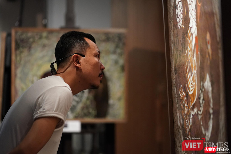 Trước tranh sơn mài của họa sĩ Trần Ngọc Hưng