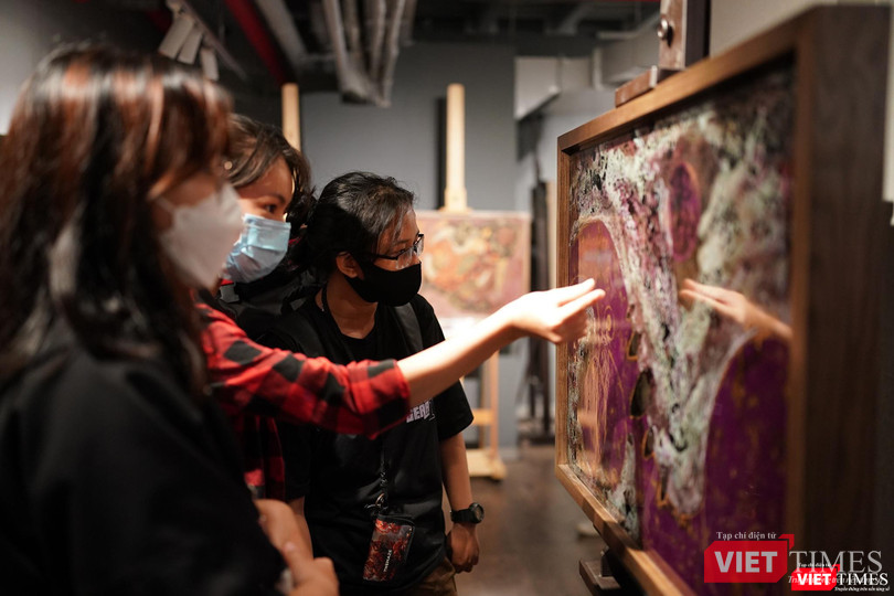 Cùng đi sâu vào thế giới sơn mài với tranh Trần Ngọc Hưng