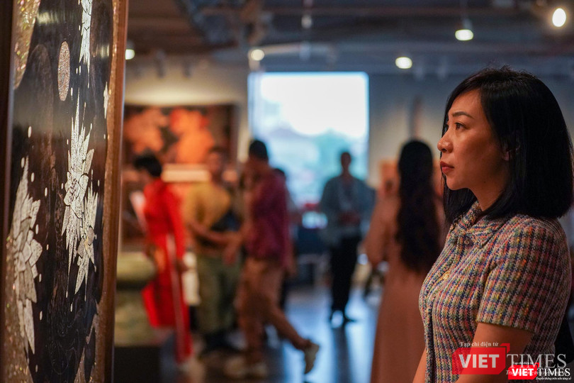 Người yêu nghệ thuật chiêm ngưỡng các tác phẩm sơn mài