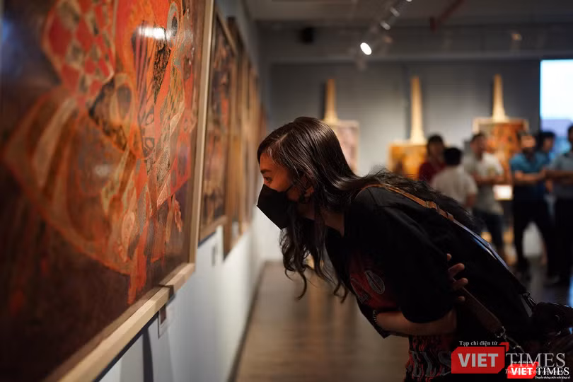 Bạn bè đồng nghiệp và người yêu nghệ thuật bị thu hút tới với triển lãm Bạn bè đồng nghiệp và người yêu nghệ thuật bị thu hút tới với triển lãm