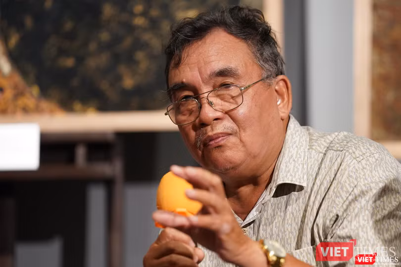 Họa sĩ Lê Xuân Chiểu nói về tranh sơn mài của Trần Ngọc Hưng. Ảnh: Phạm Nguyễn Họa sĩ Lê Xuân Chiểu nói về tranh sơn mài của Trần Ngọc Hưng. Ảnh: Phạm Nguyễn