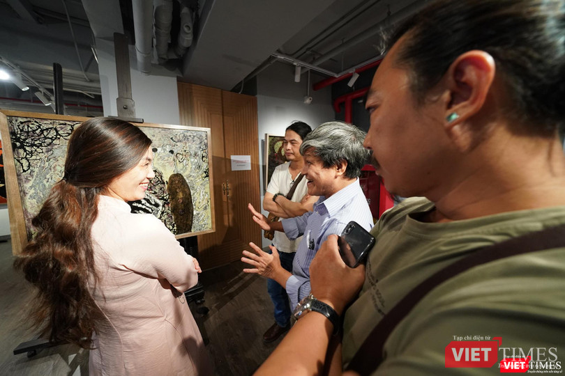 Các họa sĩ có mặt tại Ngõ Art Gallery dự khai mạc triển lãm tranh sơn mài của họa sĩ Trần Ngọc Hưng sôi nổi thảo luận