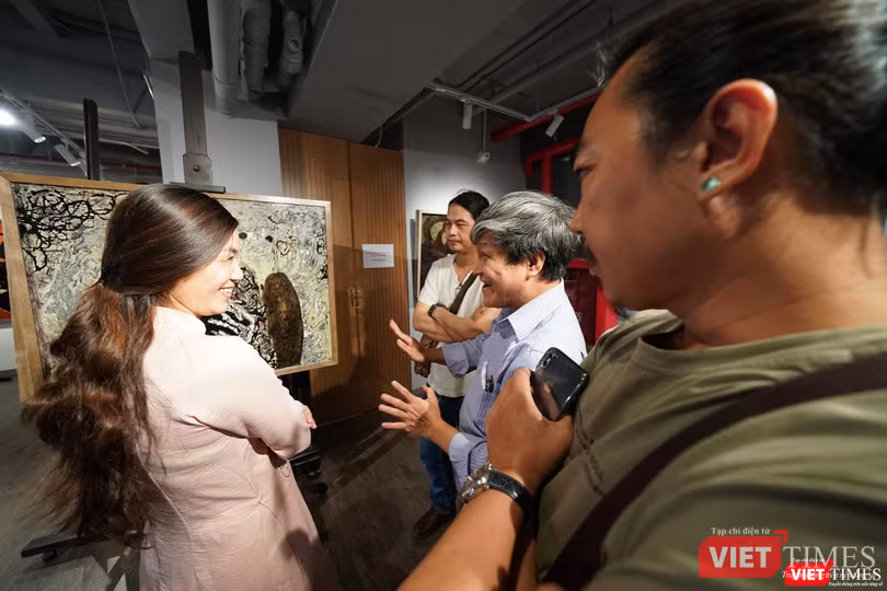 Các họa sĩ có mặt tại Ngõ Art Gallery dự khai mạc triển lãm tranh sơn mài của họa sĩ Trần Ngọc Hưng sôi nổi thảo luận Các họa sĩ có mặt tại Ngõ Art Gallery dự khai mạc triển lãm tranh sơn mài của họa sĩ Trần Ngọc Hưng sôi nổi thảo luận
