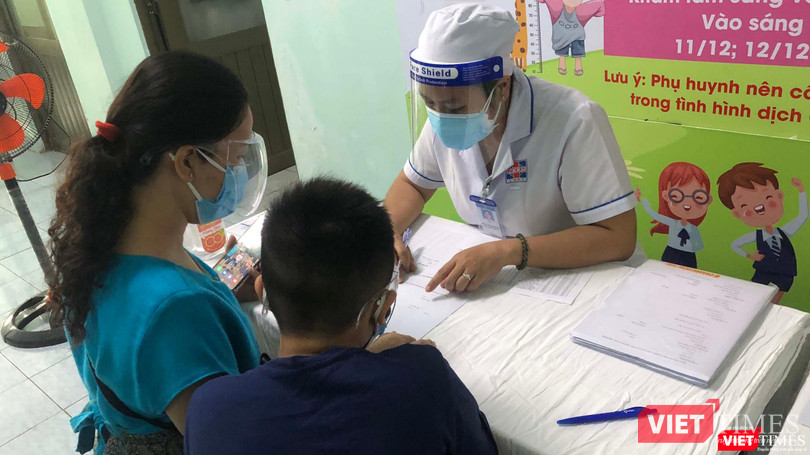 Trẻ tham gia tầm soát sẽ được các bác sĩ hỏi về tiền sử lúc sanh, tiền sử bệnh tật, tiền sử gia đình, tốc độ tăng trưởng chiều cao của trẻ. Ảnh: BVCC